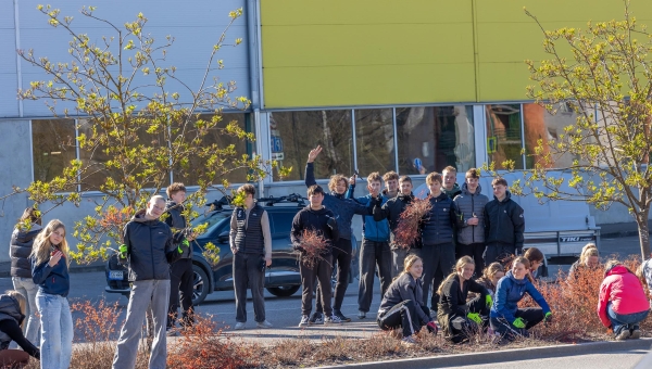 Kreutzwaldi kooli kaheksandikud 22. aprilli hommikul koos õpetaja Merit Kundiga spordikeskuse ees linnaruumi haljastust korrastamas. Foto: AIGAR NAGEL